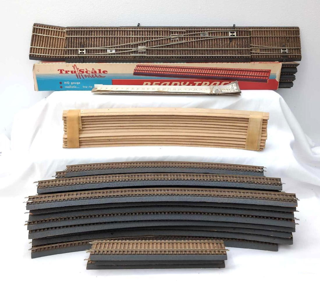 Thirty-four HO Tru-Scale Ready-Track wyes switch (1 of 8)