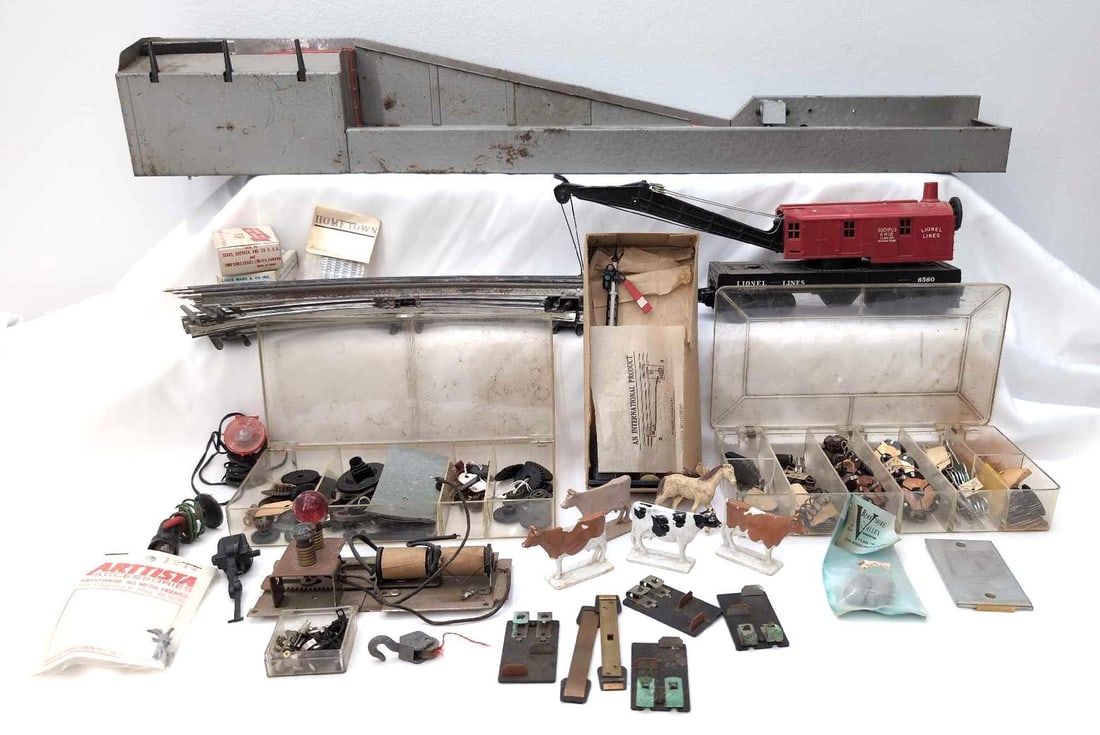 Postwar Lionel Marx O Gauge train items (1 of 16)