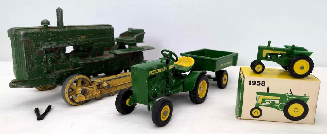 Ertl John Deere Crawler Lawn and Garden Tractor (1 of 18)