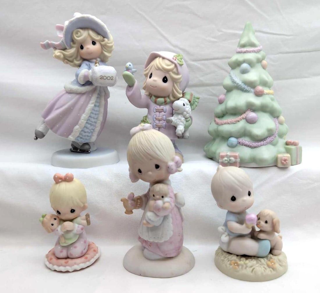 Precious Moments 6 Jesus Is The Light Silent Night and More: Precious Moments lot of six Jesus Is The Light, Silent Night and More. This lot includes; 1985 Silent Night wind up music tree 15814 (works), I Pray The Lord My Soul To Keep 632430, Love Is Sharing 27
