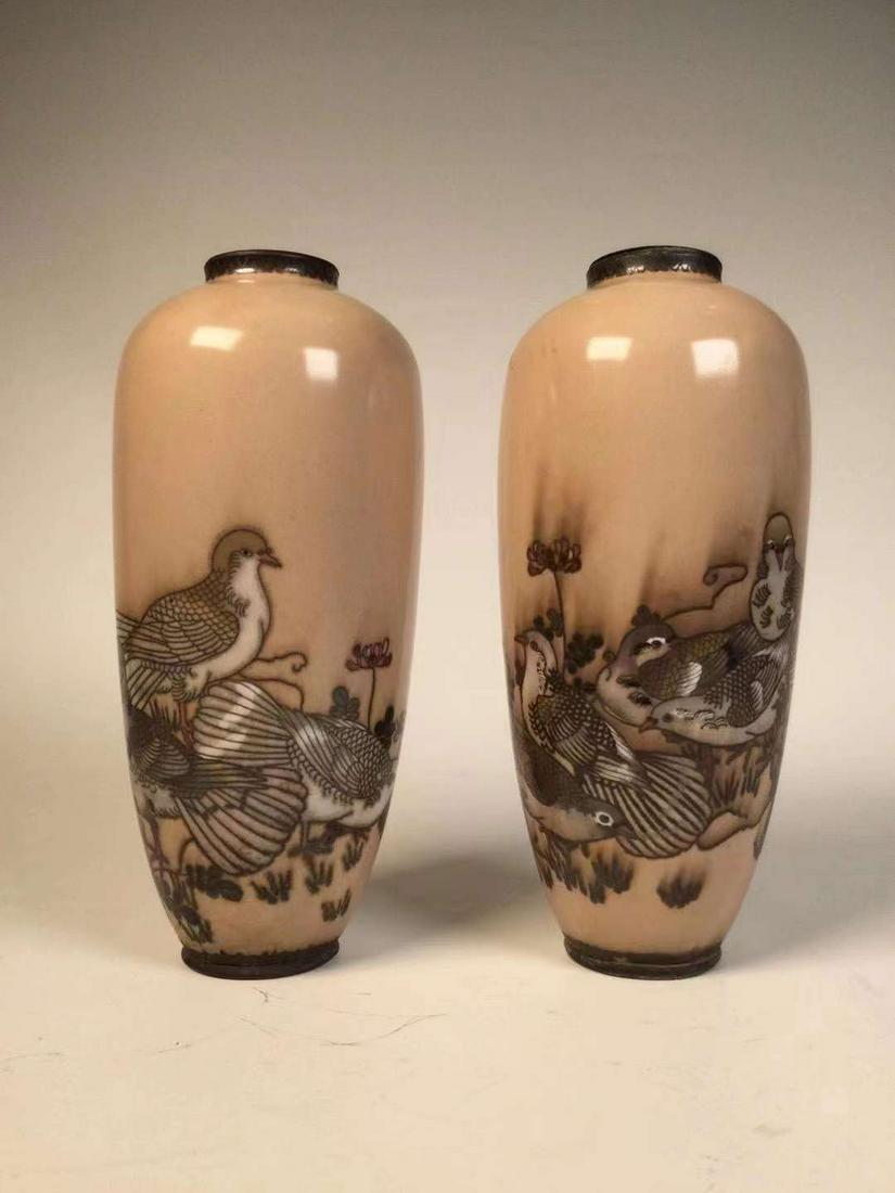 Soft color flower and bird pattern, a pair of seven treasure flasks: It is 18 cm high. Its appearance is shown in the picture. Many pigeons are described, and the decoration is rare