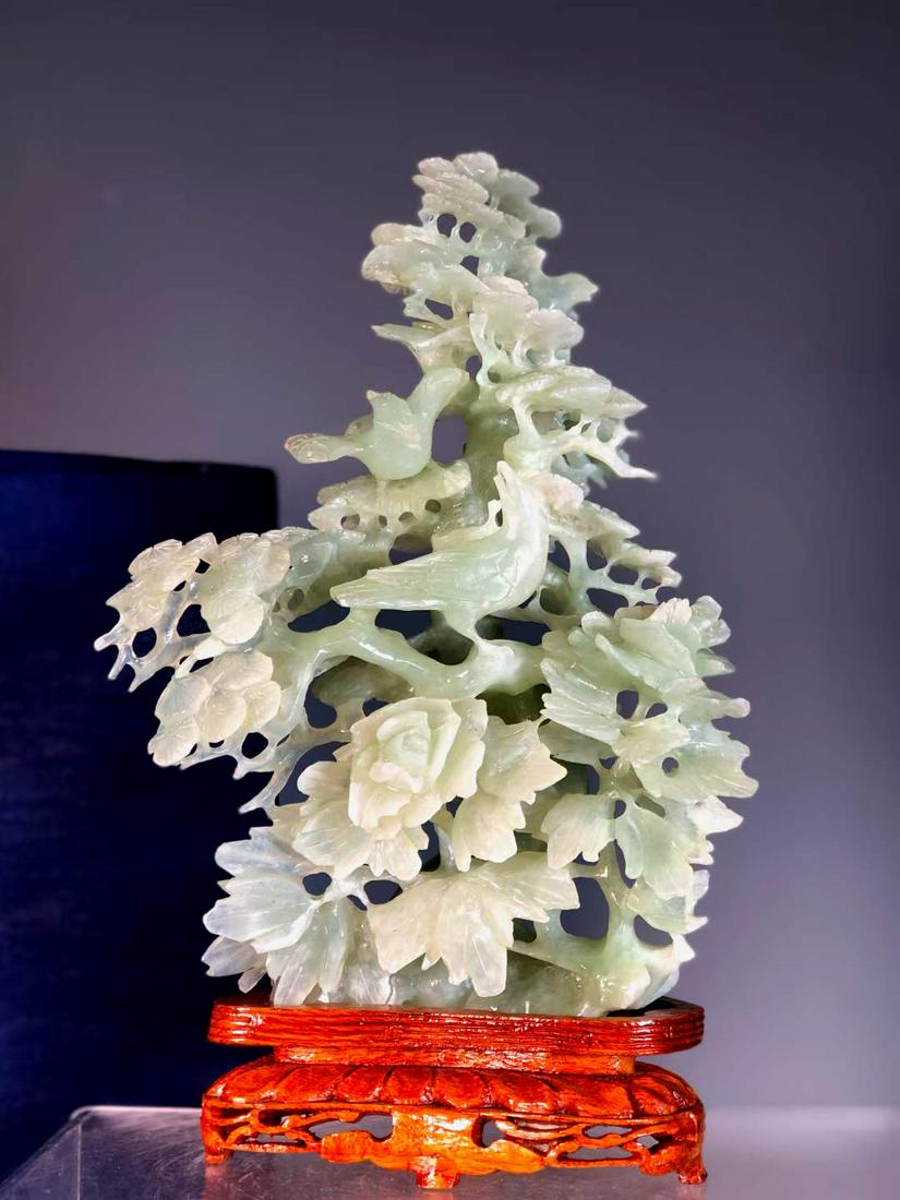 Jade in the period of foreign exchange earning is beautiful in color, carved with Phoenix and worn (1 of 9)