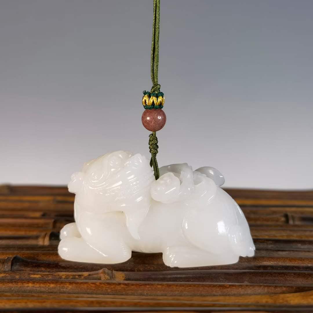 Hetian white jade carving, kylin holding Ganoderma lucidum, piece (1 of 9)