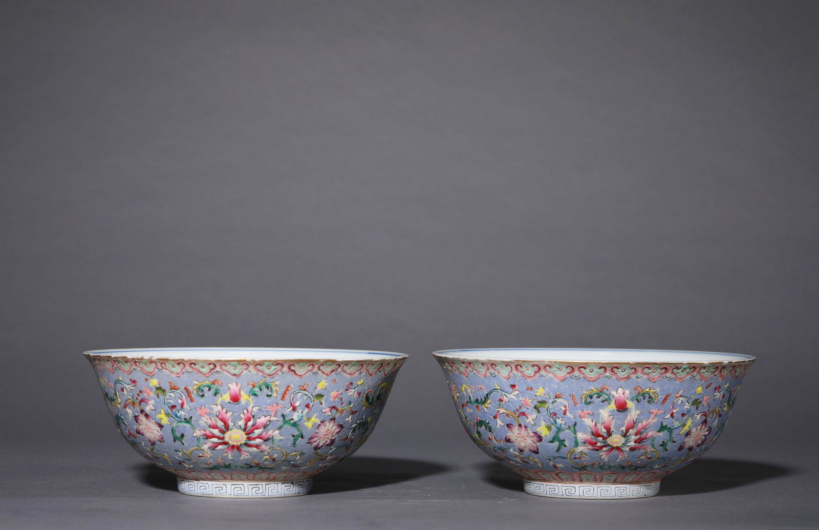 A Pair of Chinese Porcelain Floral Bowls Marked Dao: D:15cm H:6.5cm