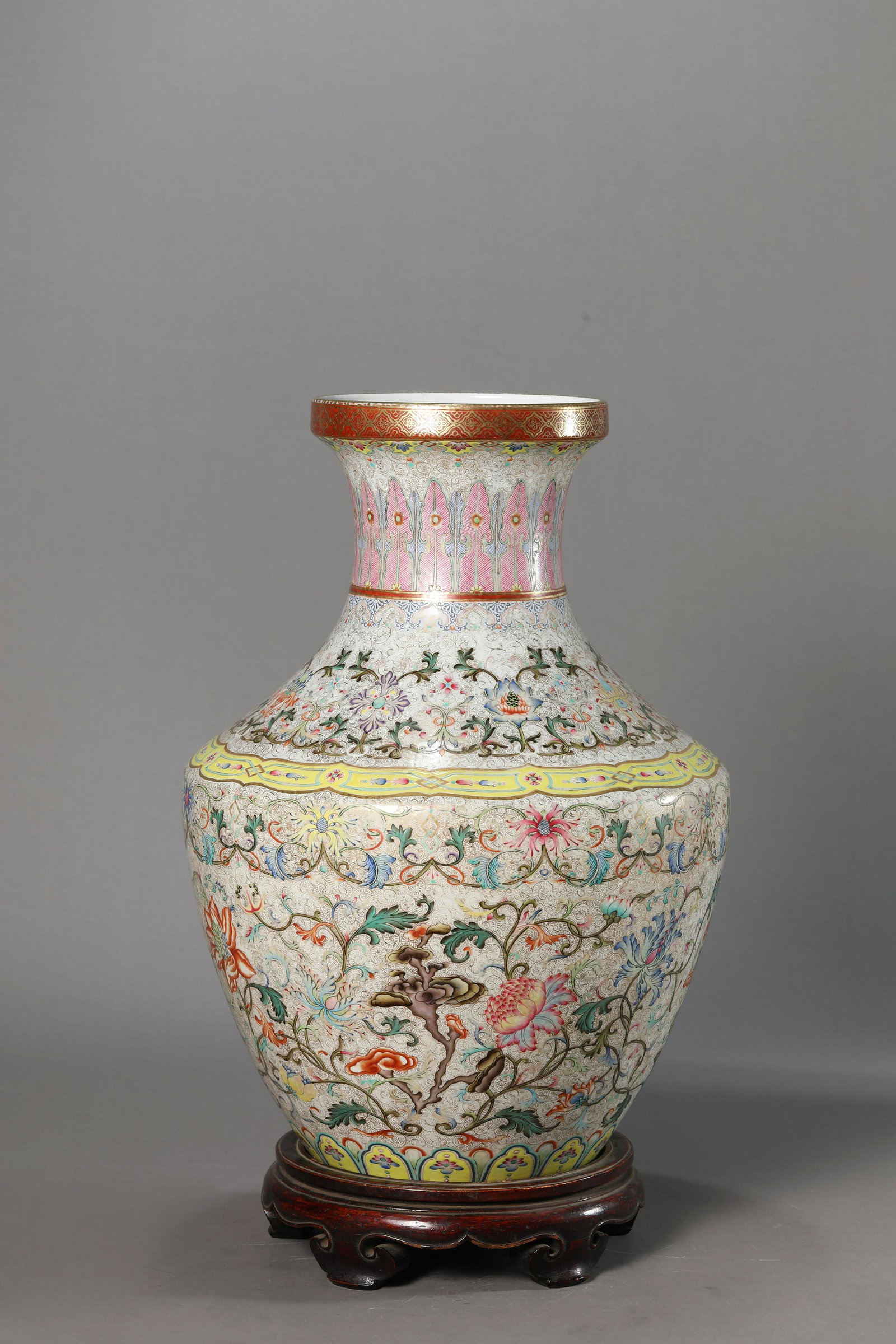 A Chinese Porcelain Famille-Rose Interlock Branches: D:26cm H:38.2cm