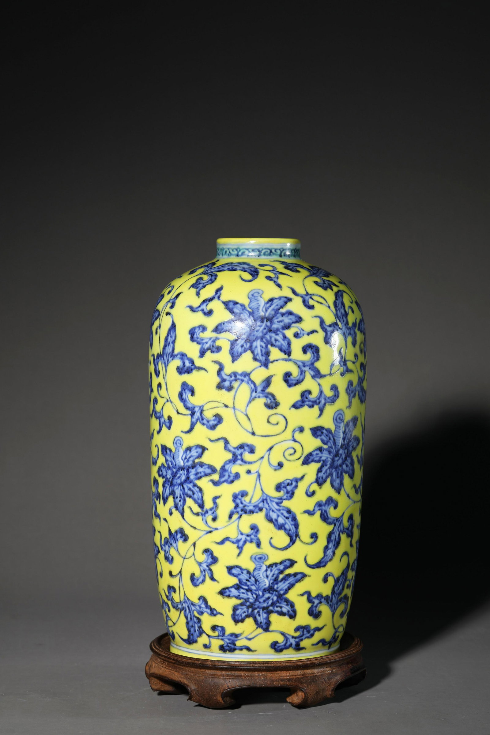 A Chinese Porcelain Blue and White Yellow-Ground: D:13.6cm H:26.2cm