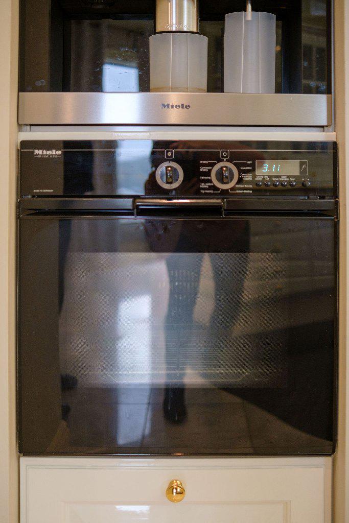 Miele Oven H88-818 Single Oven Black Glass (1 of 4)