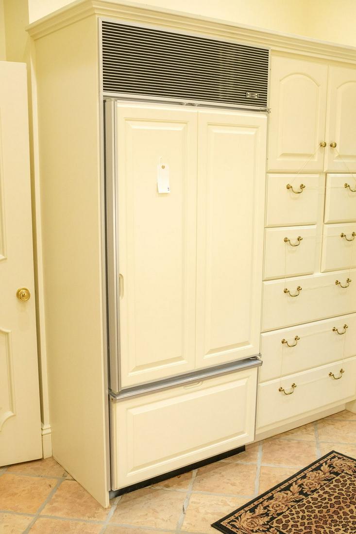 Sub Zero Ref. Freezer Model # 550 Serial # M1349277 (1 of 5)