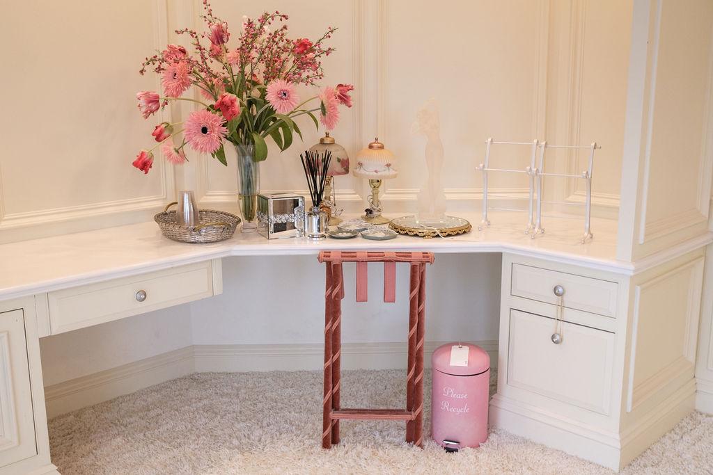 Assorted lot to include - (1) luggage rack (1 of 6)