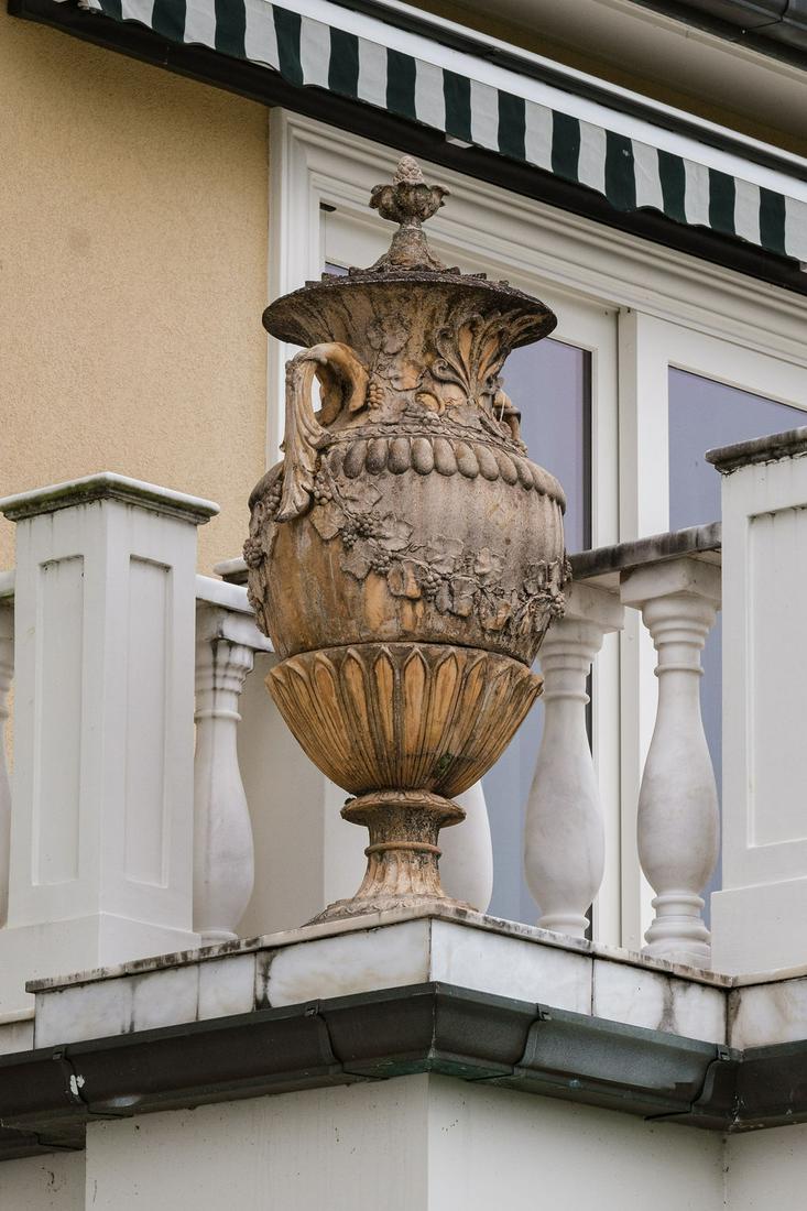 Pair (2) of Weathered terracotta urns with lids (1 of 5)