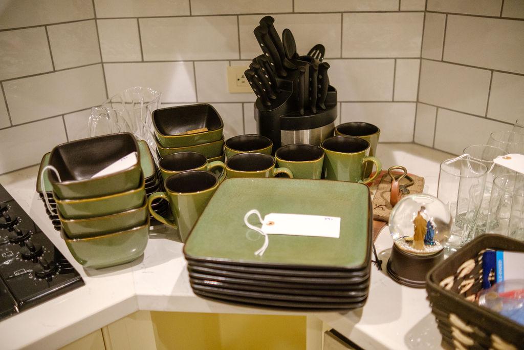 Assorted lot of glass ware (1 of 6)