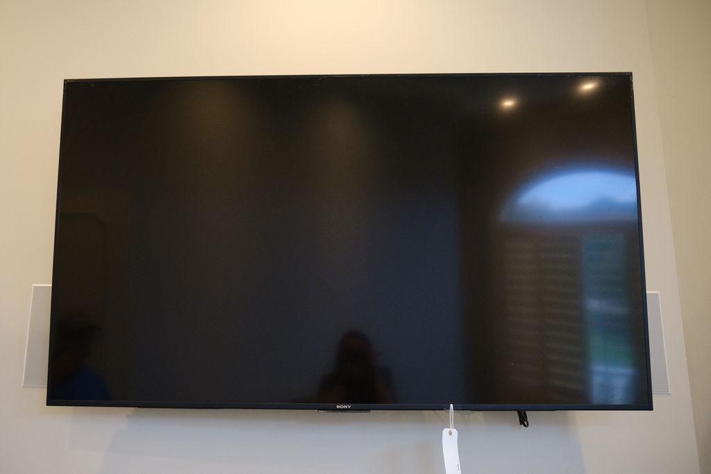 TV Sony 70" and Sony blue ray player (1 of 3)