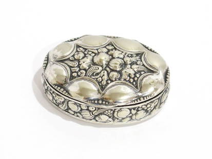 2 5/8 in - Sterling Silver Antique Continental Fruit Decorated Oval Snuff Box: Dimensions: 2 5/8 x 1 7/8 x 1 in