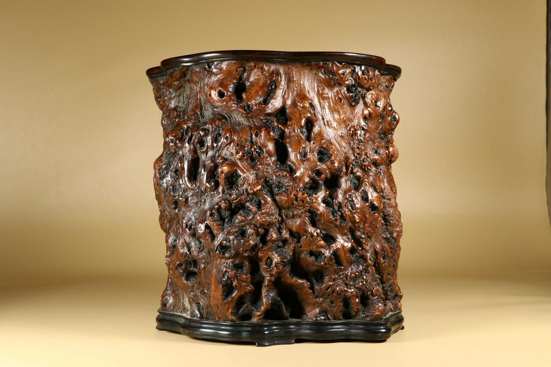A Longanwood Brush Pot: A Longanwood Brush Pot.Size:23cmx23cm