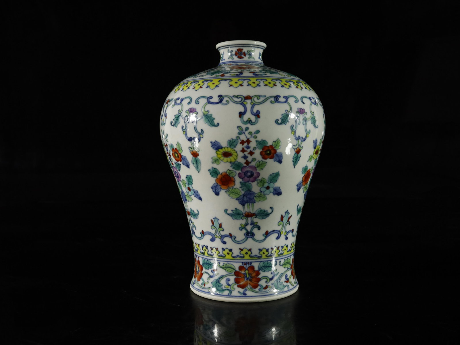 A Fine and Rare Doucai' Flower' Vase(Meiping) (1 of 9)