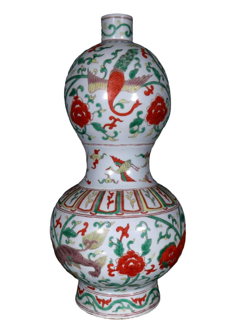 A Delicate Wucai Peony Phoenix Gourd-shaped Bottle (1 of 9)