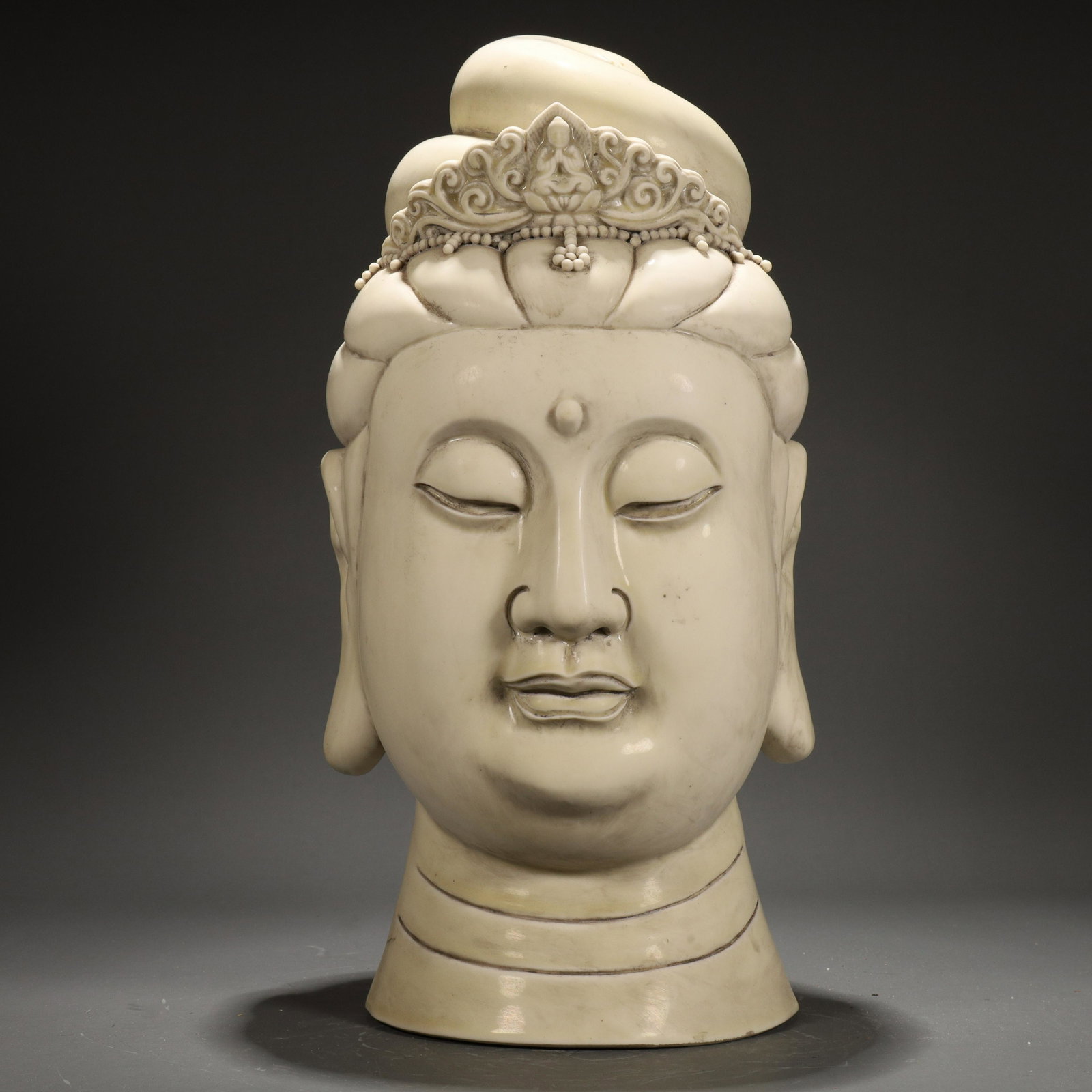 An Exquisite Blanc-De-Chine Head Of Buddha: An Exquisite Blanc-De-Chine Head Of Buddha. Hair is tied into a high chignon, and carved with long, pendulous earlobes. Chinese Ming Dynasty. Size:19.2cmx39.4cmx20cm