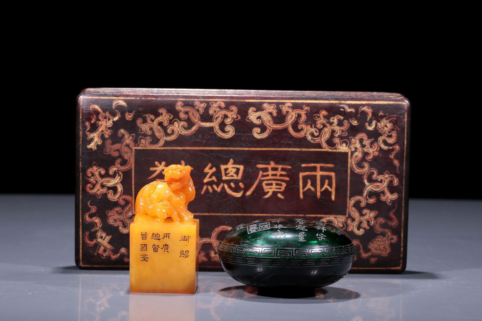 A Wonderful Tianhuang 'Lion' Seal With A Glass Inkpad Box And A Zitanwood Box (1 of 16)