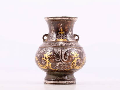 A pair of exquisite bronze amphora inlaid with gold and silver flowers and birds: pair of exquisite bronze amphorae inlaid with gold and silver flowers and birds. In ancient times, three precious metal materials, bronze, gold and silver, were used. The craftsmen skillfully combined