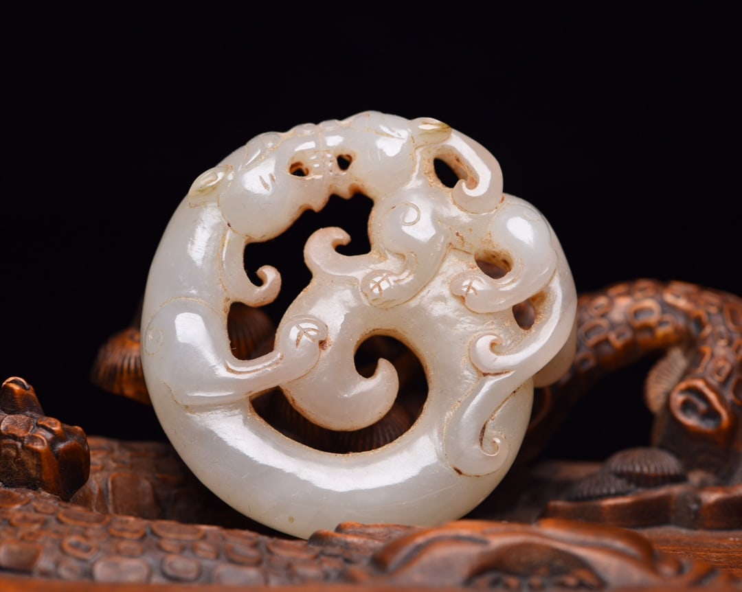 An Exquisite Hetian Jade Dragon Pendant (1 of 9)