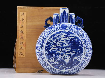 A precious blue and white amphora with dragon and phoenix patterns: A precious blue and white dragon and phoenix pattern amphora, Qianlong six-character design, Qing Dynasty, China, Size: 22cmx8cmx9cm. Weight: 1895g 青花龙凤纹双