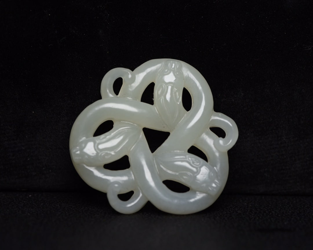  An exquisite hetian jade dragon pattern pendant (1 of 7)