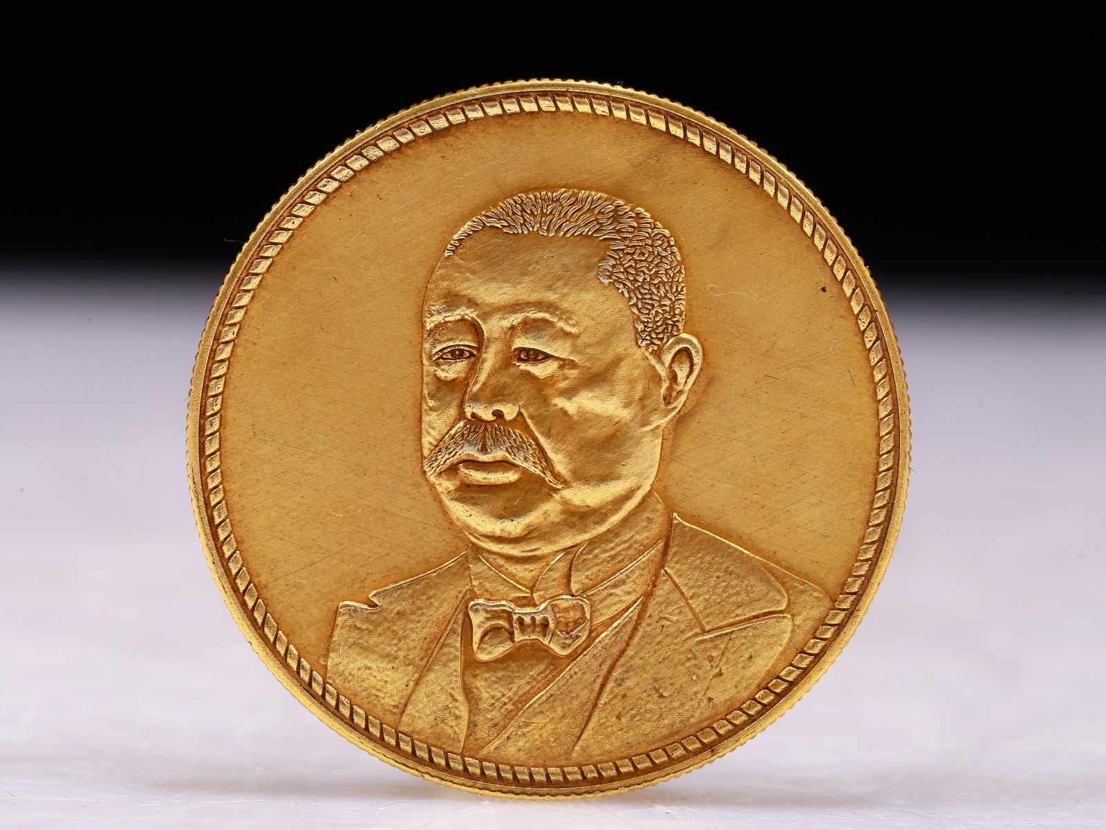 A Excellent gold coin (1 of 2)