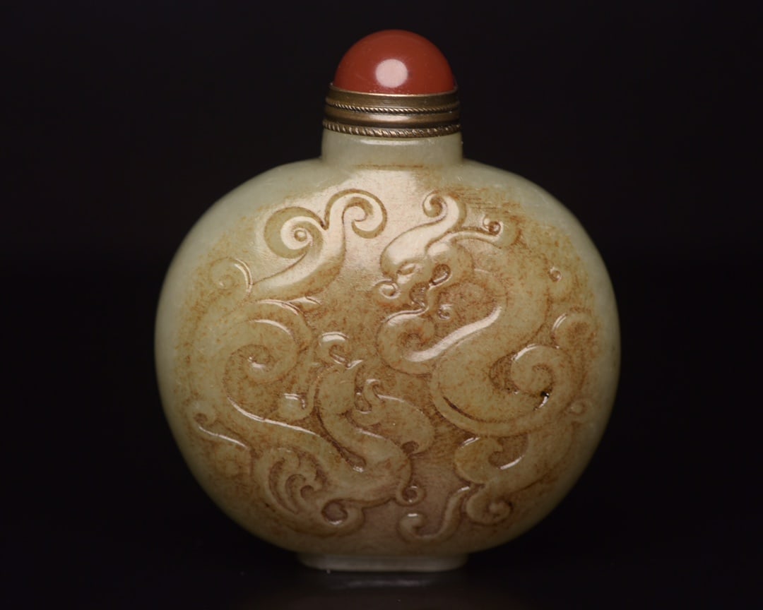 An Exquisite Hetian Jade dragon and phoenix pattern snuff bottle (1 of 9)