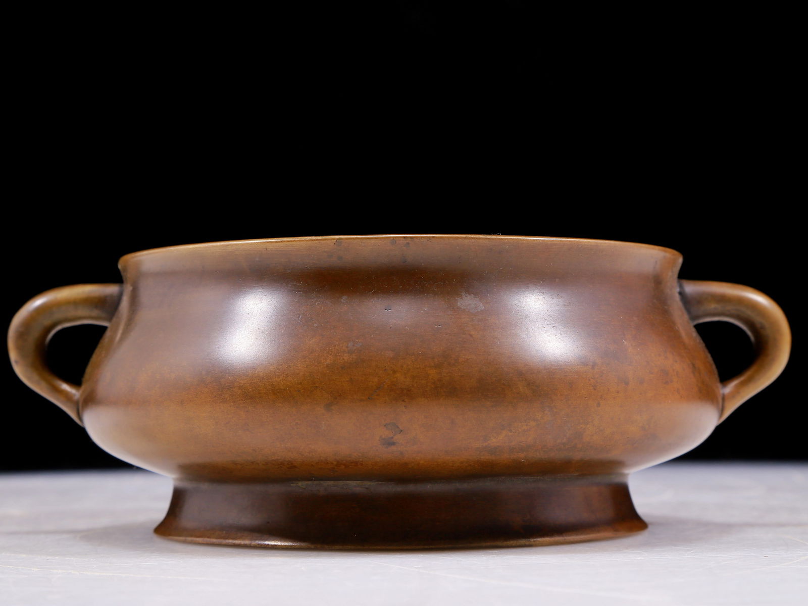 An exquisite bronze double-eared censer (1 of 8)