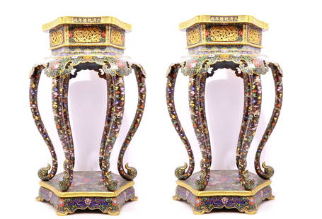 A pair of exquisite cloisonné auspicious cloud and crane pattern base: A pair of cloisonné auspicious cloud and crane pattern base, China's powerful, the overall design of the base is full of elements of auspicious clouds and cranes, which are auspicious symbols in