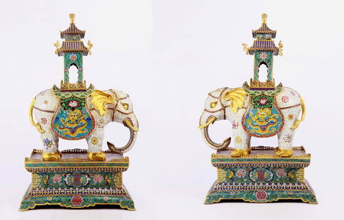 Pair of cloisonné elephant palace lanterns: pair of cloisonné elephant palace lanterns, Qing Dynasty, China, Mark: Qianlong four-character mark . The application of filigree technology makes the decoration of these bottles more delicate an