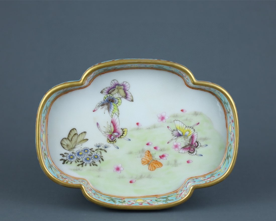 An exquisite Famille-Rose flower pattern brush washer (1 of 9)