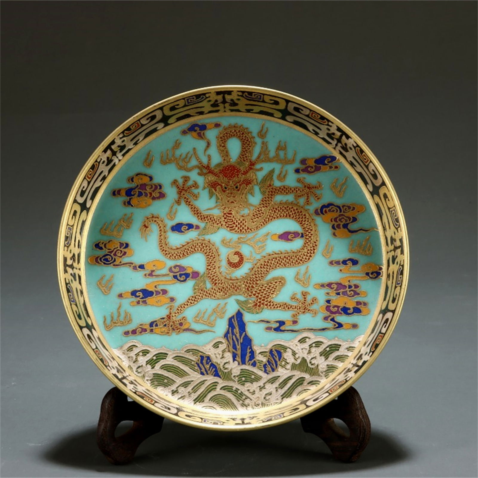  A delicate green famille-rose wash with gold sea dragon pattern (1 of 9)