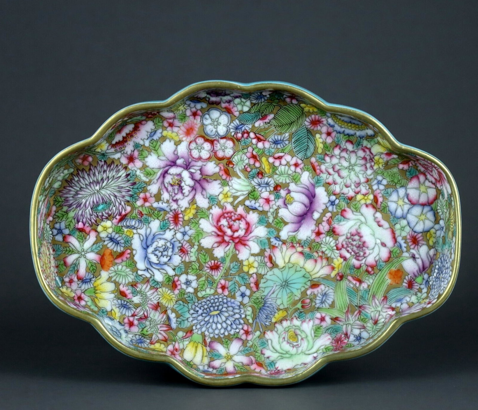 A delicate famille-rose gold ground floral brush wash: An exquisite famille-rose gold ground brush wash with floral patterns, Qing Dynasty, China, Qianlong six-character mark, Size: 2.8cm, length 17.8cmx13cm. ??? ??????????
