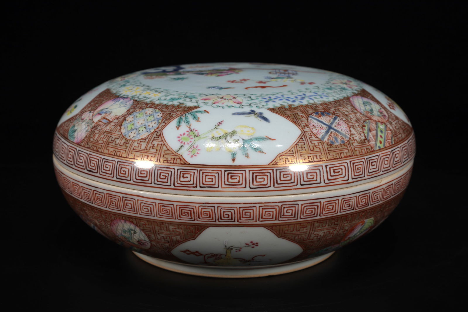 A Very Rare and Fine Famille rose'medallion'Box: A Very Rare and Fine Famille rose'medallion'Box,Size: