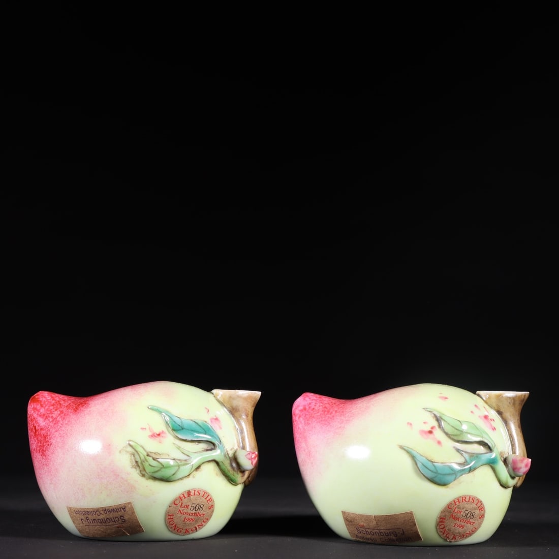 An Exquisite Famille-Rose Water Pot A Set of : An Exquisite Famille-Rose Water Pot A Set of Qing Dynasty China Size:5.5cmx9cm 清 乾隆粉彩仿生瓷桃子水滴一对