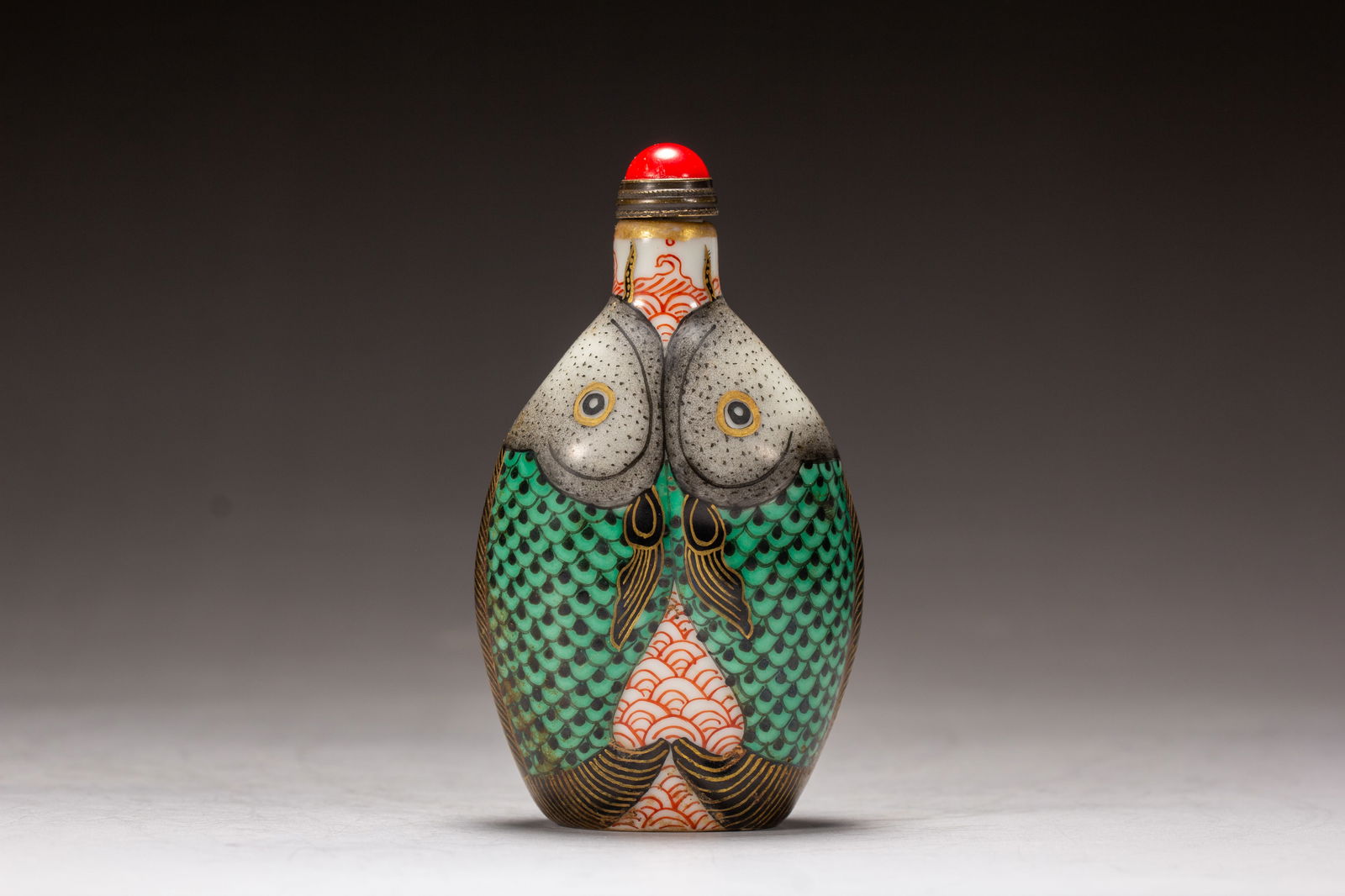 An Exquisite Fish Snuff Bottle,Four-character Qianlong Mark (1 of 8)