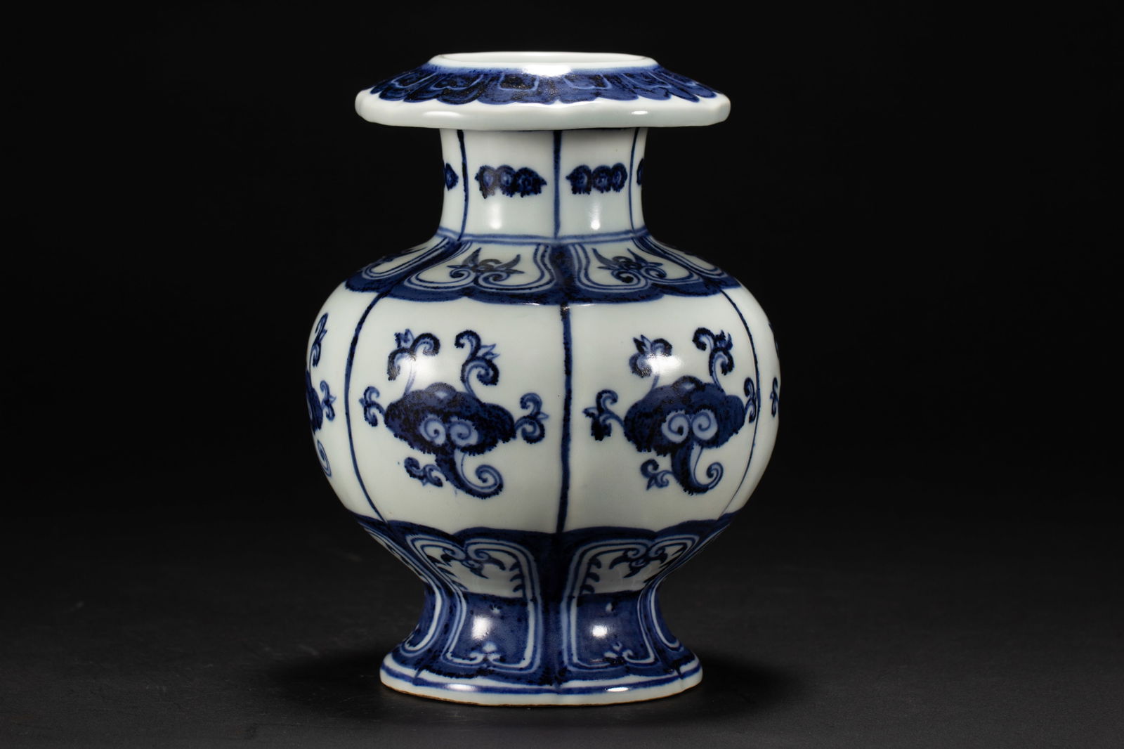 An Exquisite Blue and White Flower Pattern Vase,Six-character XuanDe Mark (1 of 9)