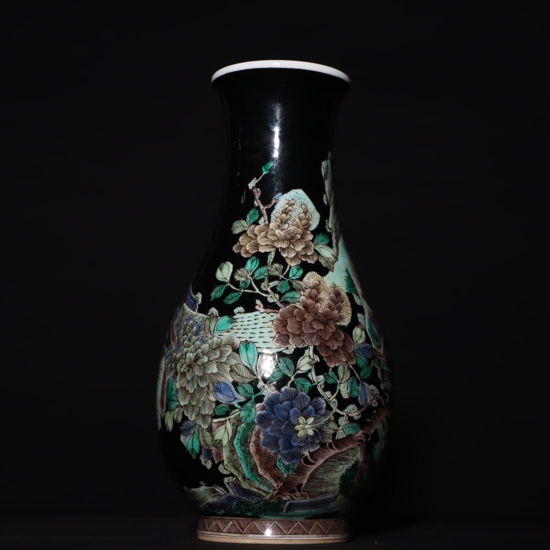 An Exquisite Wucai Flower and Bird Pattern Vase  (1 of 9)