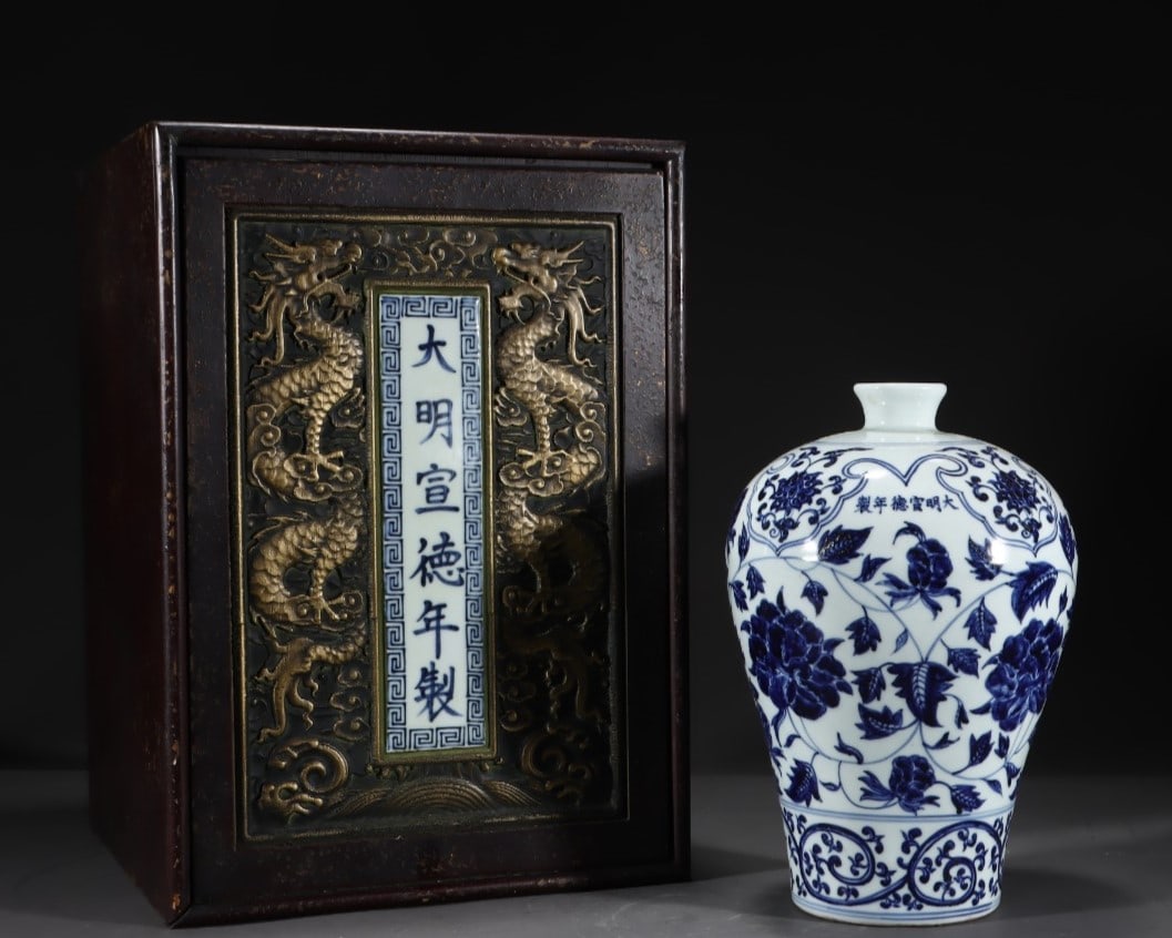A Rare Blue and White Lotus Pattern Vase: A Rare Blue and White Lotus Pattern Vase,Ming Dynasty, China,Xuande Six-character Mark,Size:29cmx18cm 青花缠枝莲纹瓶,明代,宣德六