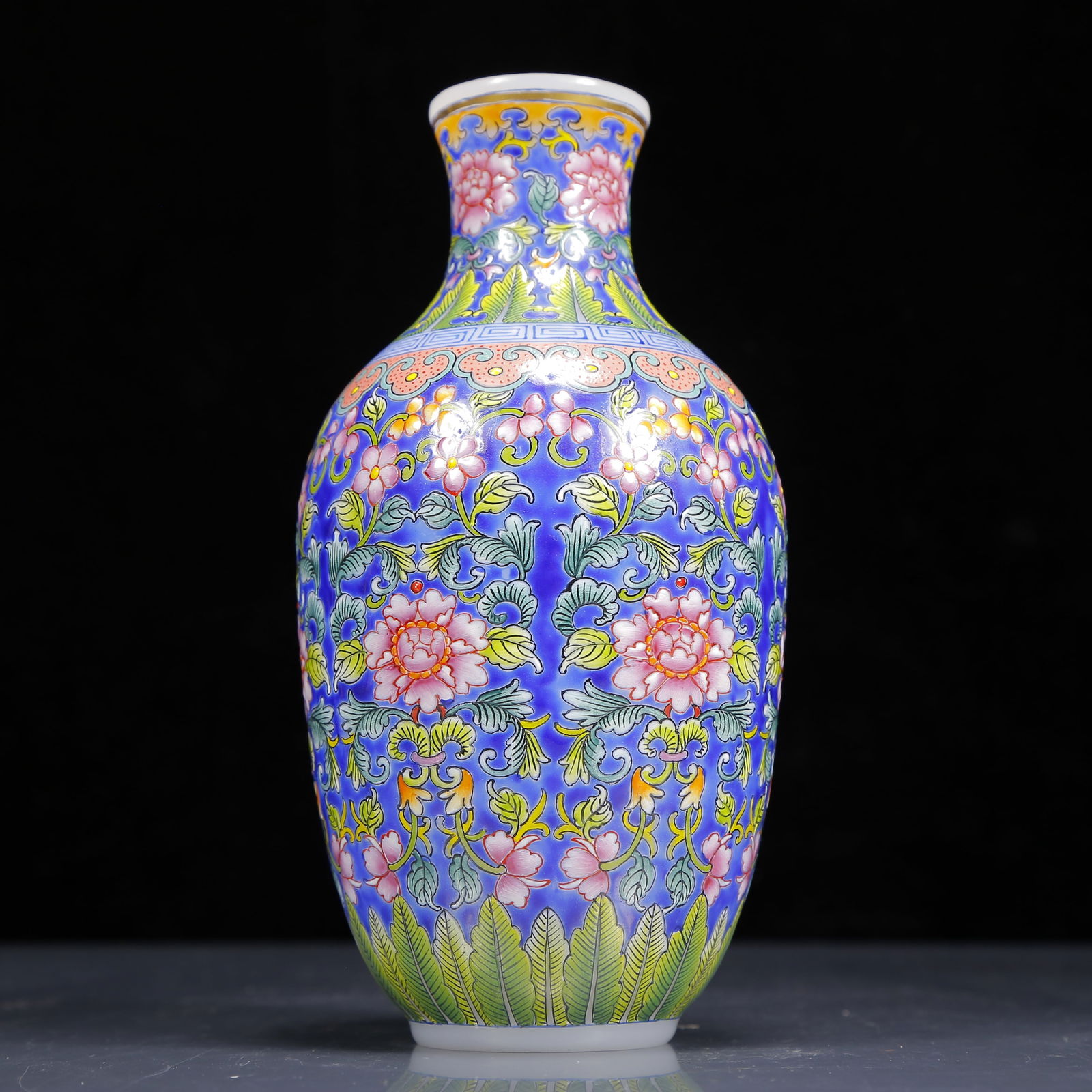 An Exquisite Glass Famille-Rose Flower Pattern Vase (1 of 7)