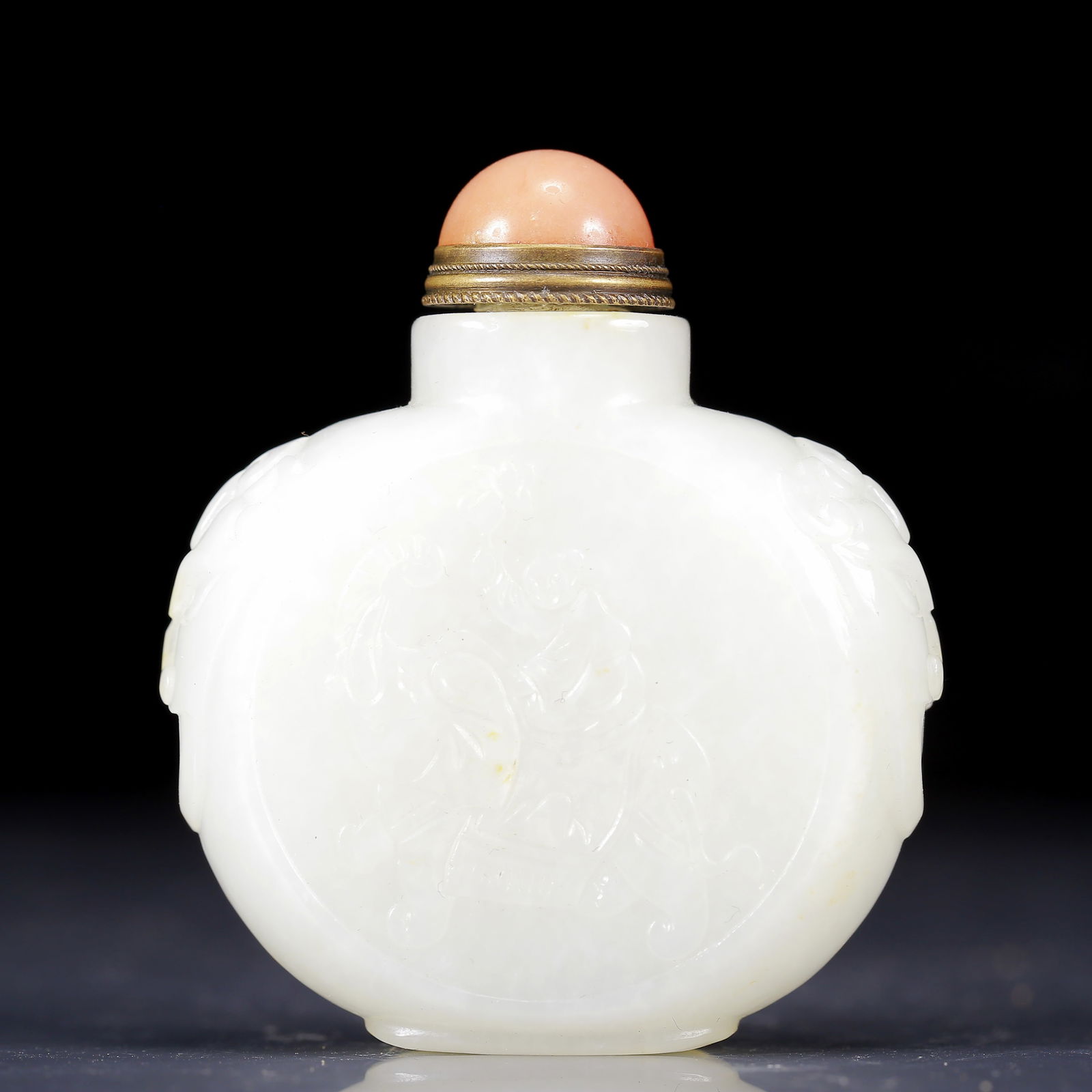 An Exquisite White Jade Figure Pattern Snuff Bottle (1 of 8)