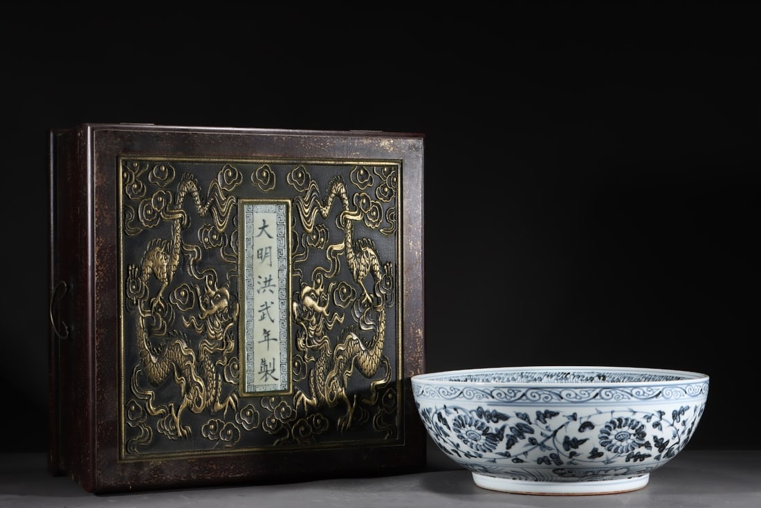 A Rare Blue and White Flower Pattern Bowl: A Rare Blue and White Flower Pattern Bowl,Ming Dynasty, China,Size:14.5cmx40cm 青花花卉纹碗，明代