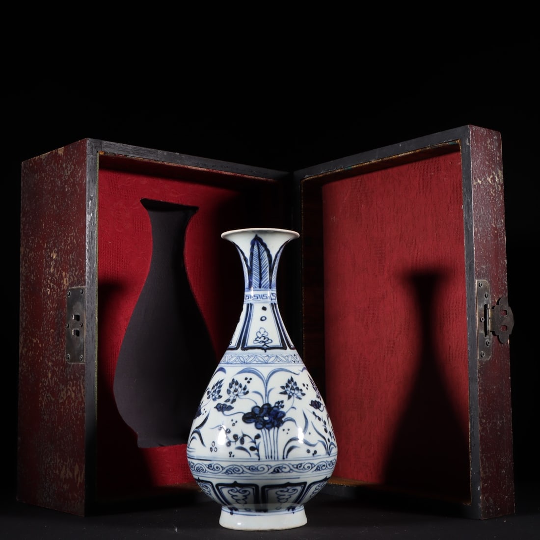 A Rare Blue and White Flower Pattern Vase (1 of 9)