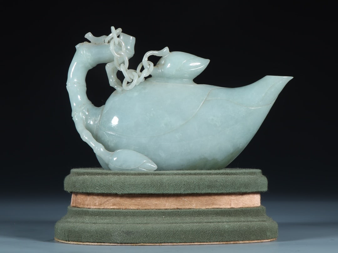 An Exquisite Jadeite Teapot : An Exquisite Jadeite Teapot Qing Dynasty, China Size:14.2cmx5.8cmx9.5cm Weight:456g翡翠竹节壶 中国清代