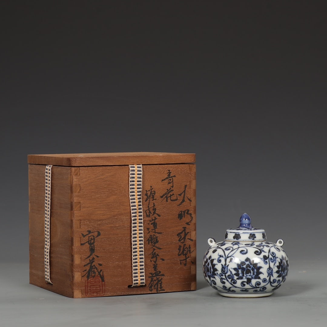 An Exquisite Blue and White Lotus Pattern Double-Ears Cover Jar (1 of 9)