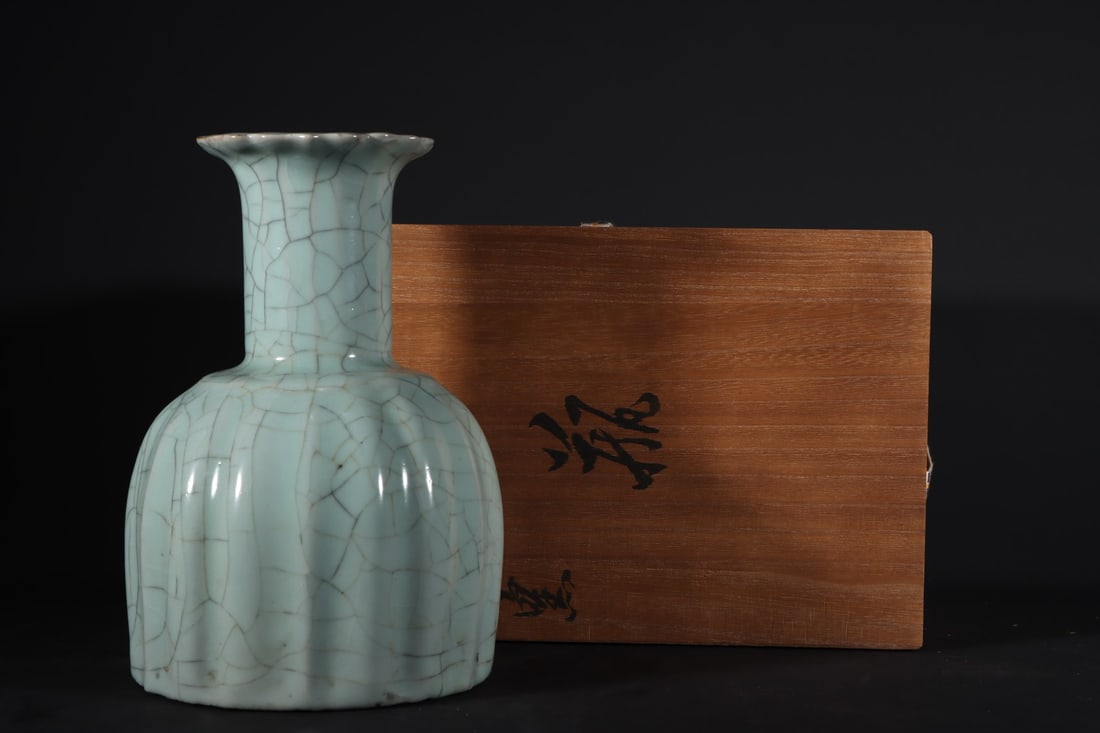 A Exquisite Guan yao Celadon Glzed Vase  (1 of 9)