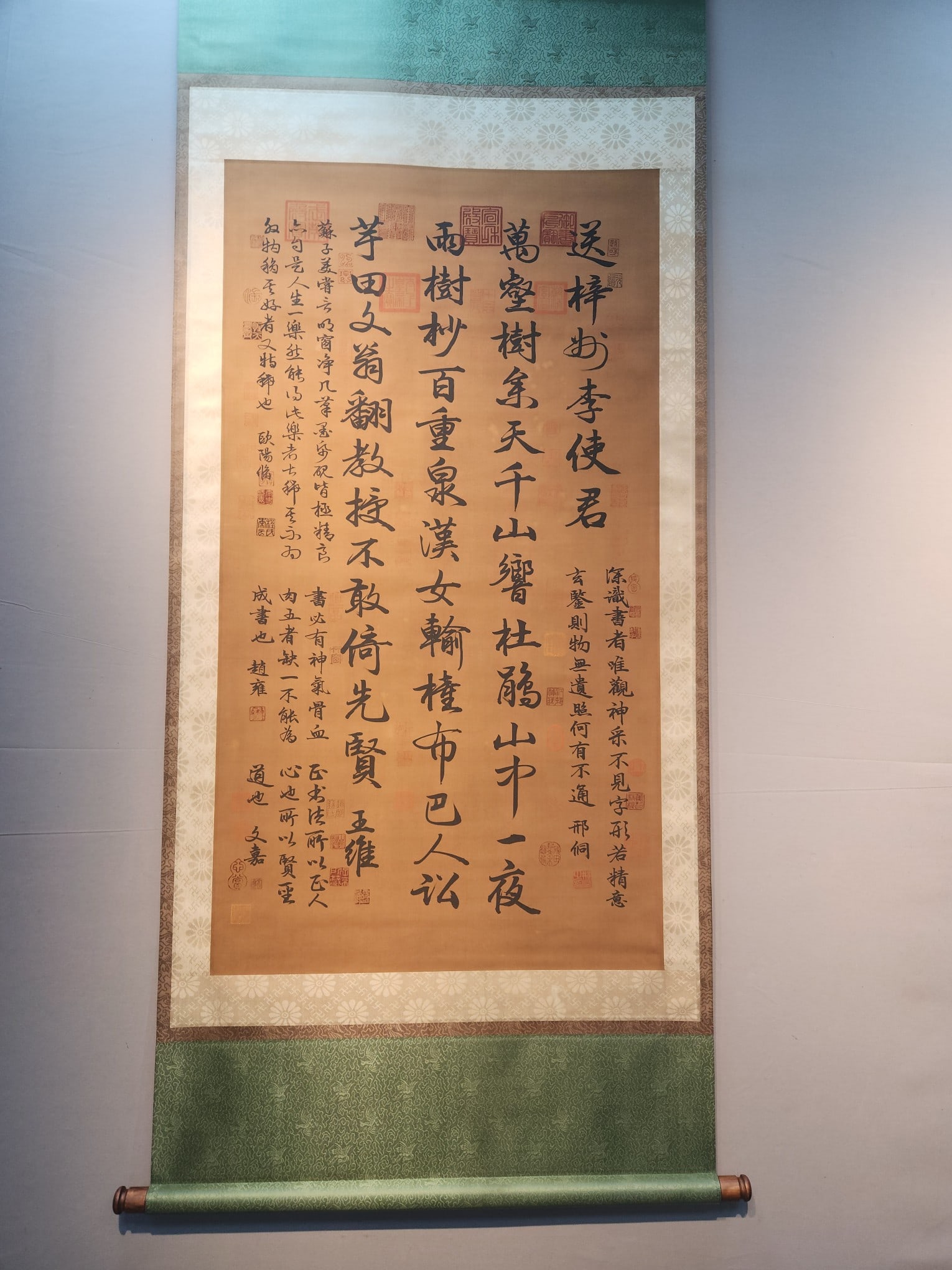 A Chinese Vertical Scroll Ink Calligraphy on Silk,Wang Wei: A Chinese Vertical Scroll Ink Calligraphy on Silk,Wang Wei,Size(Without frame)：127cmx69cm。 一幅中国水墨绢本书法立轴