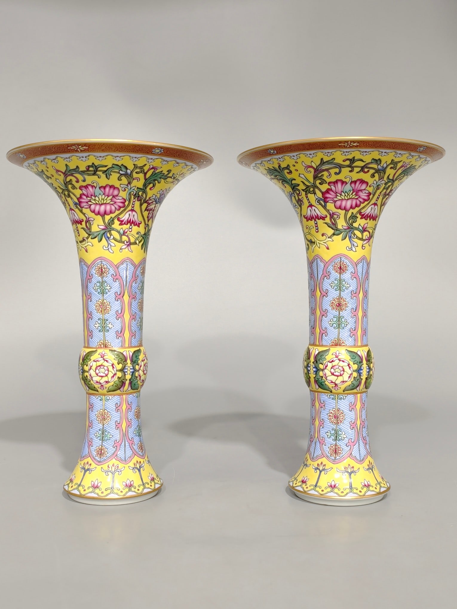A Exquisite Famille-Rose Lotus Pattern Flower Pattern Vase  (1 of 9)