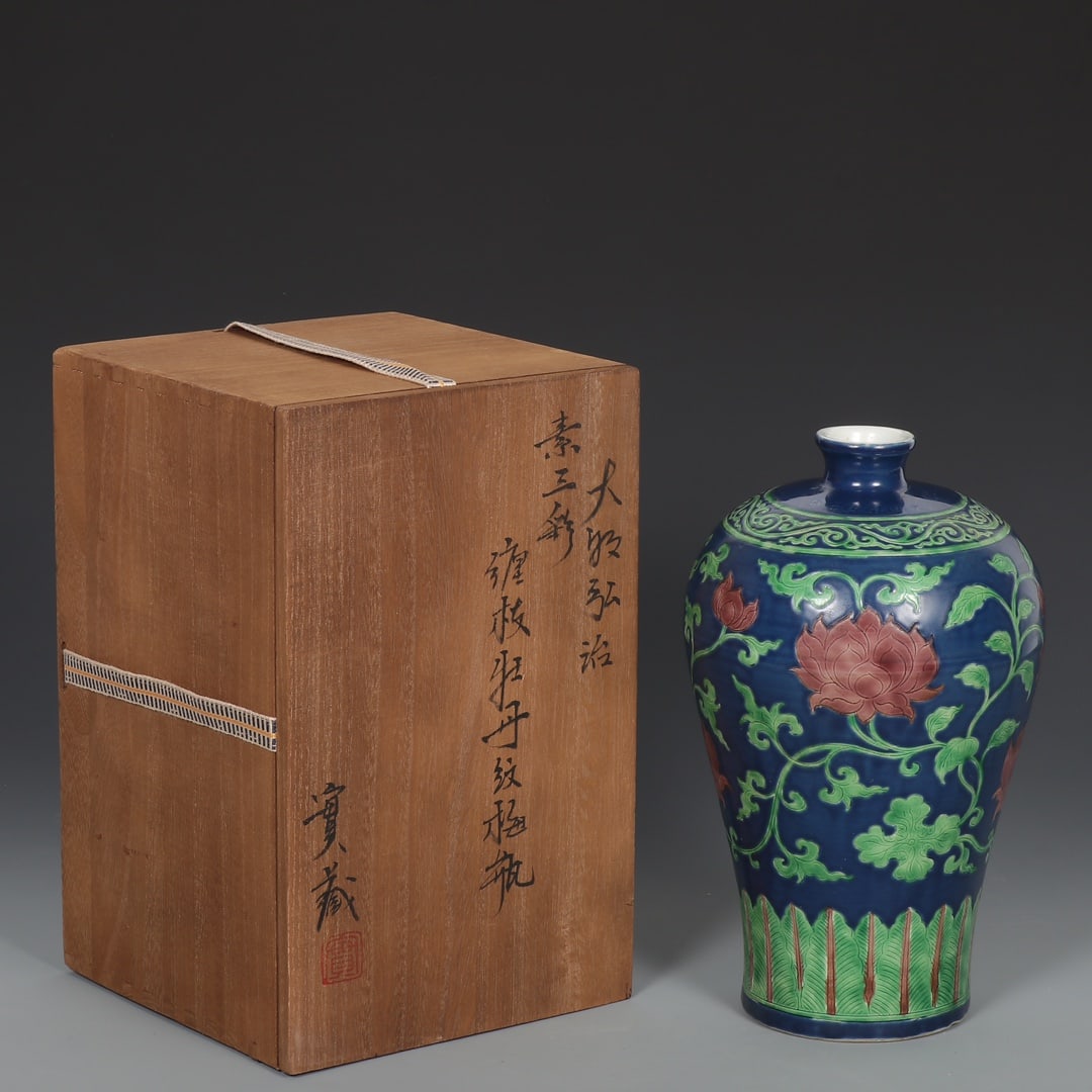 An Exquisite Biscuit peony Pattern Vase: An Exquisite Biscuit peony Pattern Vase,Ming Dynasty, China,Size:26cmx16cm 素三彩牡丹纹瓶,中国明代